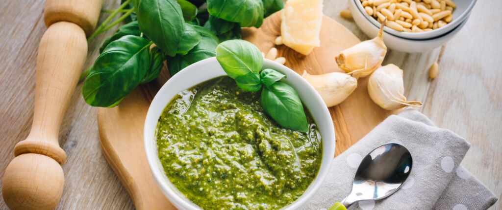 Pesto maken met onkruid of planten uit eigen tuin