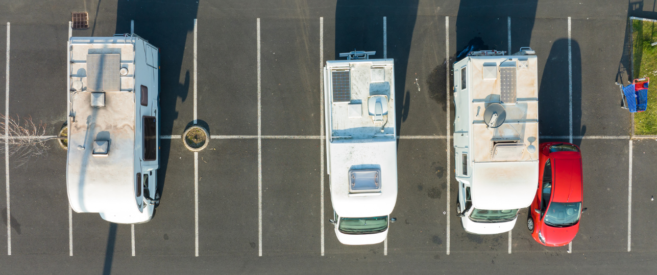 Campers in de straat parkeren