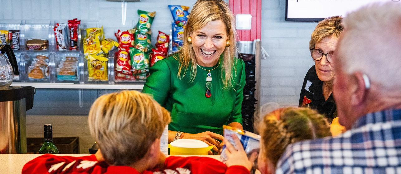 Koningin Máxima in Klaaswaal achter de bar