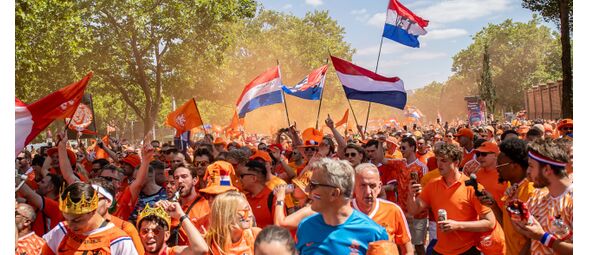 Oranjelegioen deint massaal van links naar rechts door de Duitse steden