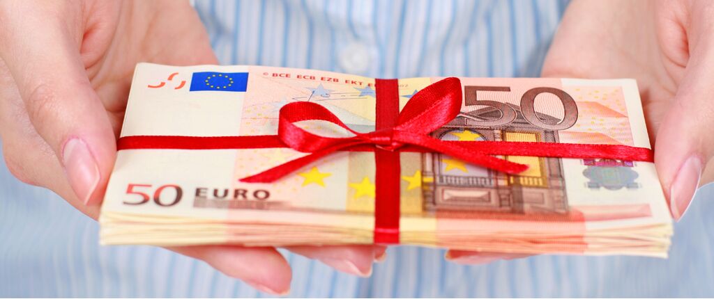 Geld belastingvrij schenken in 2025, hoe werkt dat?