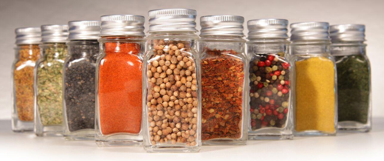 Gedroogde kruiden over de datum, dit is wanneer ze bederven