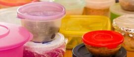 plastic bakjes schoonmaken