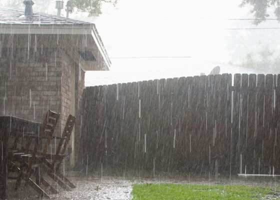 Regen opvangen met opvouwbare regenton