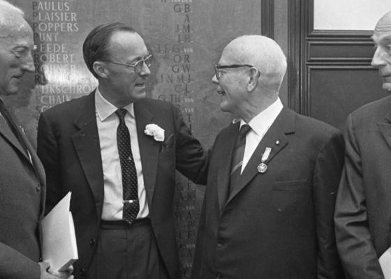 Prins Bernhard met witte anjer planten en bloemen met betekenis