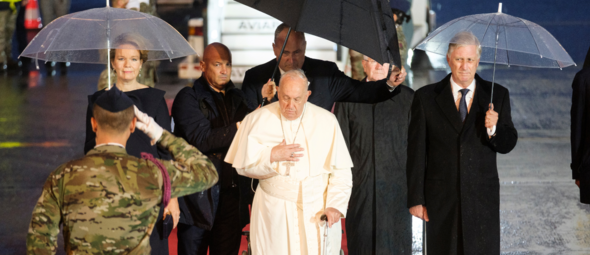 Belgisch koningspaar verwelkomt Paus Franciscus in stromende regen